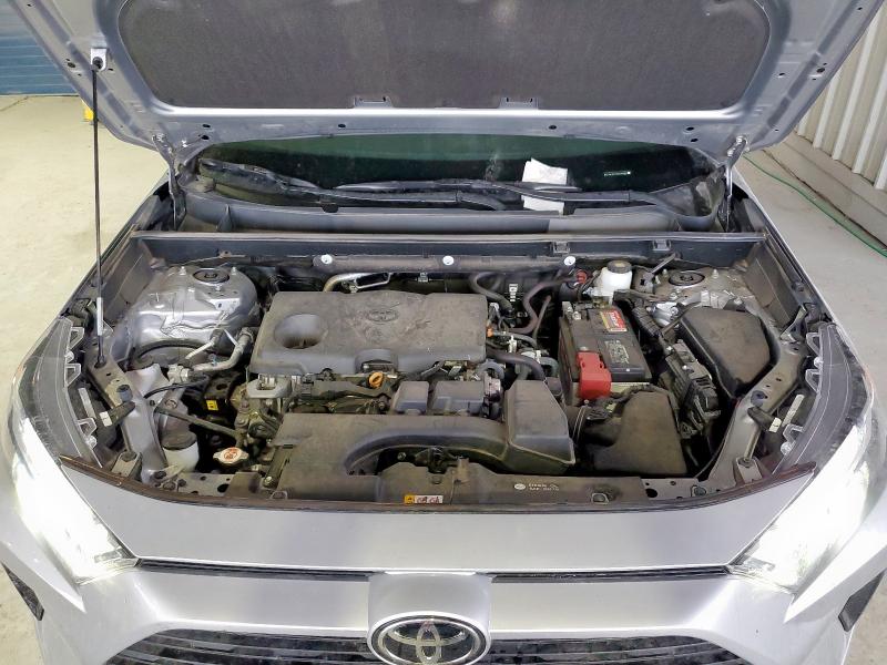 2T3W1RFV1RC266863 - 2024 TOYOTA RAV4 XLE SILVER photo 11