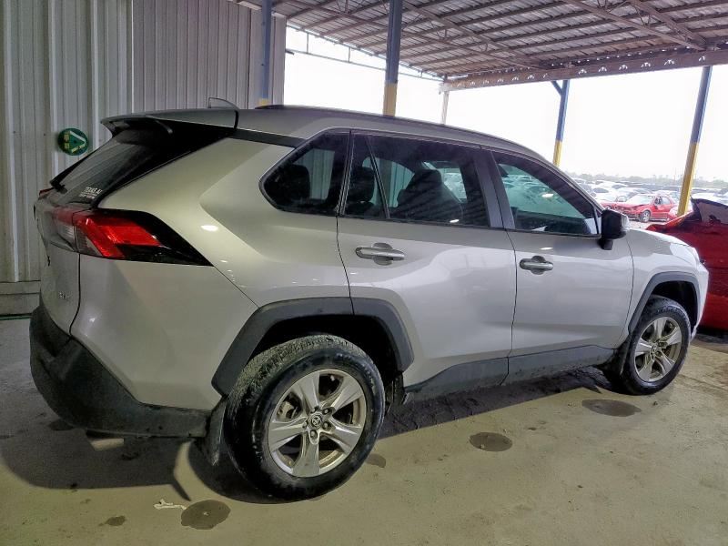 2T3W1RFV1RC266863 - 2024 TOYOTA RAV4 XLE SILVER photo 3