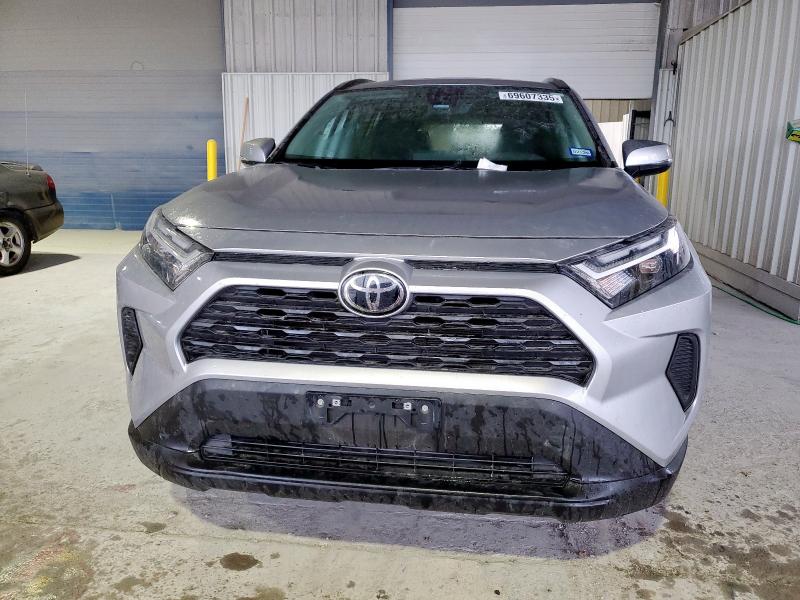 2T3W1RFV1RC266863 - 2024 TOYOTA RAV4 XLE SILVER photo 5