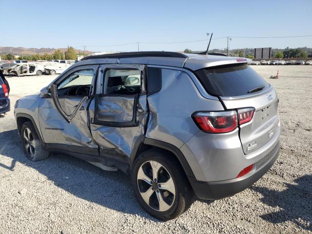 3C4NJDBB6JT116316 - 2018 JEEP COMPASS LATITUDE Srebrny zdjęcie 2