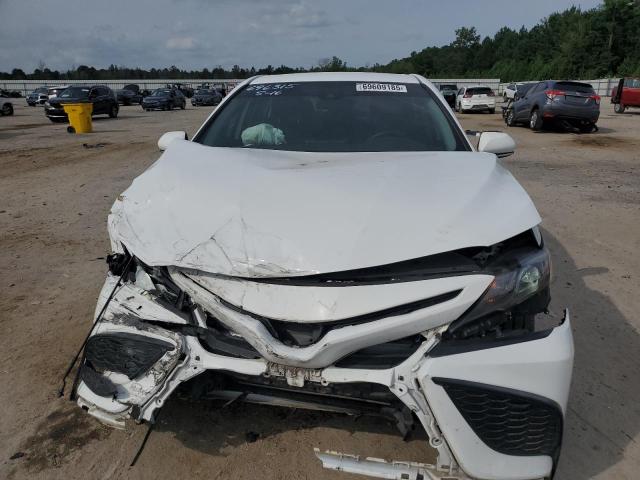 4T1G11AKXNU696315 - 2022 TOYOTA CAMRY SE თეთრი ფოტო 5