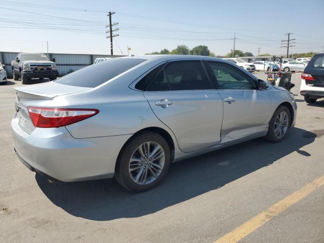 4T1BF1FK8HU451294 - 2017 TOYOTA CAMRY LE ვერცხლისფერი ფოტო 3