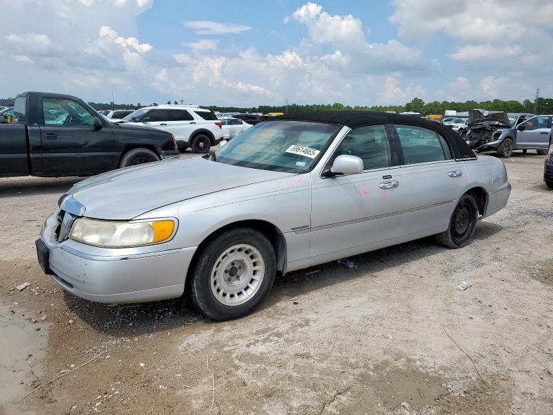 2000 LINCOLN TOWN CAR EXECUTIVE, 