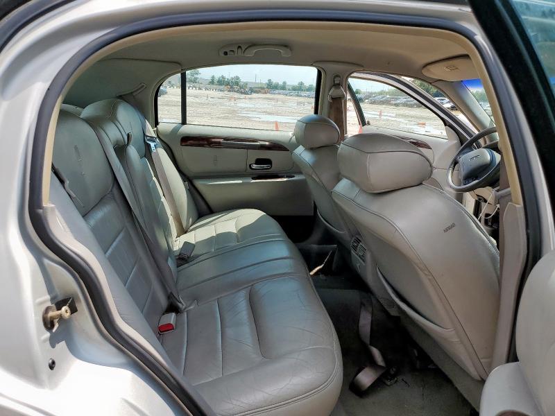 1LNHM81W5YY837604 - 2000 LINCOLN TOWN CAR EXECUTIVE Արծաթագույն լուսանկար 10