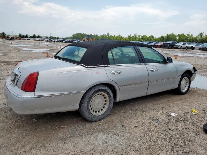 1LNHM81W5YY837604 - 2000 LINCOLN TOWN CAR EXECUTIVE Արծաթագույն լուսանկար 3