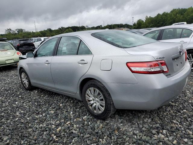 4T1BF3EK5BU675904 - 2011 TOYOTA CAMRY BASE Silber Foto 2