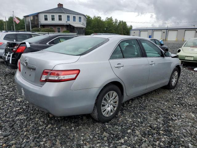 4T1BF3EK5BU675904 - 2011 TOYOTA CAMRY BASE Silber Foto 3