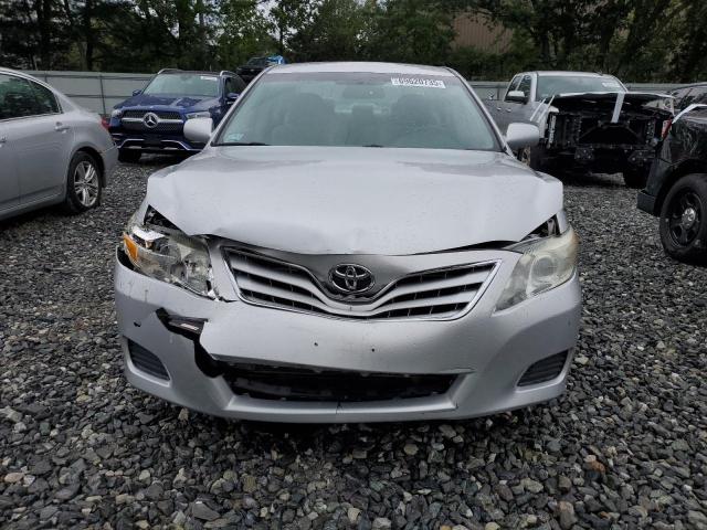 4T1BF3EK5BU675904 - 2011 TOYOTA CAMRY BASE Silber Foto 5
