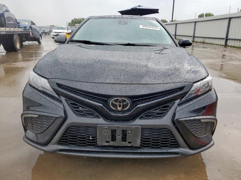 4T1G11AK5NU041107 - 2022 TOYOTA CAMRY SE BLACK photo 5
