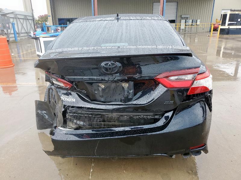 4T1G11AK5NU041107 - 2022 TOYOTA CAMRY SE BLACK photo 6