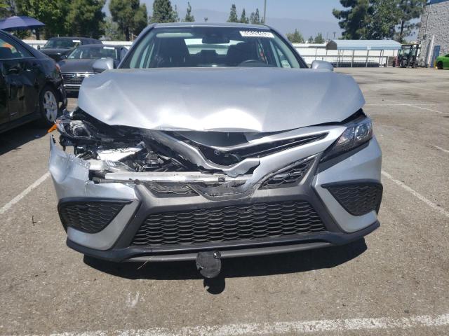 4T1G11AK3PU759001 - 2023 TOYOTA CAMRY SE NIGHT SHADE SILVER photo 5