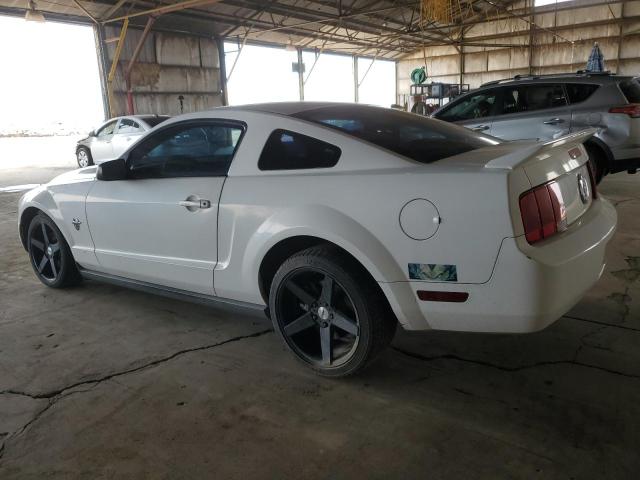 1ZVHT80N495135502 - 2009 FORD MUSTANG WHITE photo 2