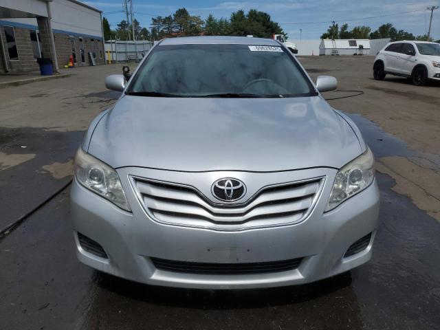 4T4BF3EK6AR009686 - 2010 TOYOTA CAMRY BASE SILVER photo 5
