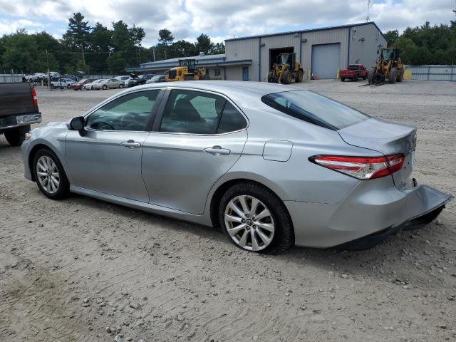 4T1B11HK2JU549223 - 2018 TOYOTA CAMRY L SILVER photo 2