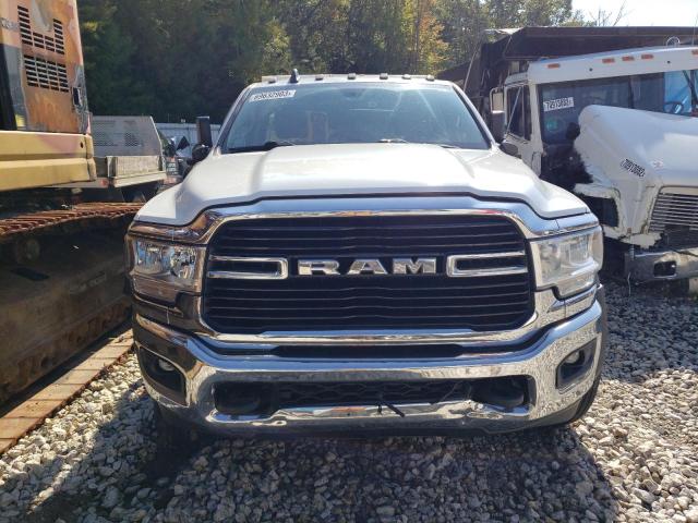 3C7WRNDL5KG521301 - 2019 RAM 5500 WHITE photo 5