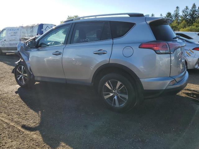 2T3ZFREV2JW496267 - 2018 TOYOTA RAV4 LE ვერცხლისფერი ფოტო 2