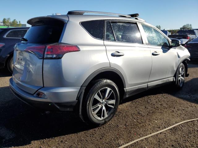 2T3ZFREV2JW496267 - 2018 TOYOTA RAV4 LE ვერცხლისფერი ფოტო 3