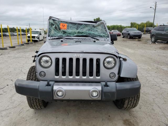 1C4BJWEG0JL853030 - 2018 JEEP WRANGLER UNLIMITED SAHARA SILVER photo 5