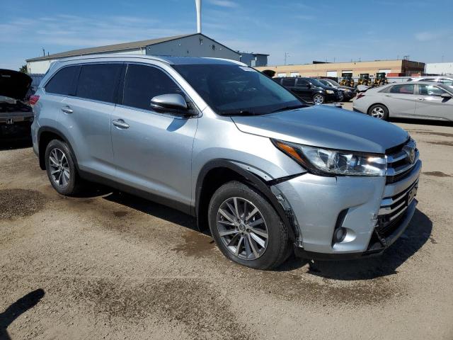 5TDJZRFH2KS611630 - 2019 TOYOTA HIGHLANDER SE 银色 照片 4