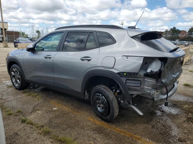 KL77LHEP4SC267635 - 2025 CHEVROLET TRAX 1LT GRAY photo 2