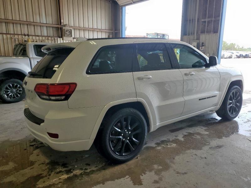 1C4RJEAG4JC328664 - 2018 JEEP GRAND CHER LAREDO WHITE photo 3