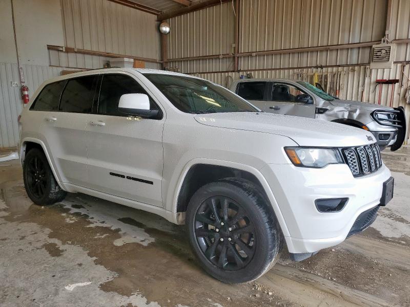 1C4RJEAG4JC328664 - 2018 JEEP GRAND CHER LAREDO WHITE photo 4