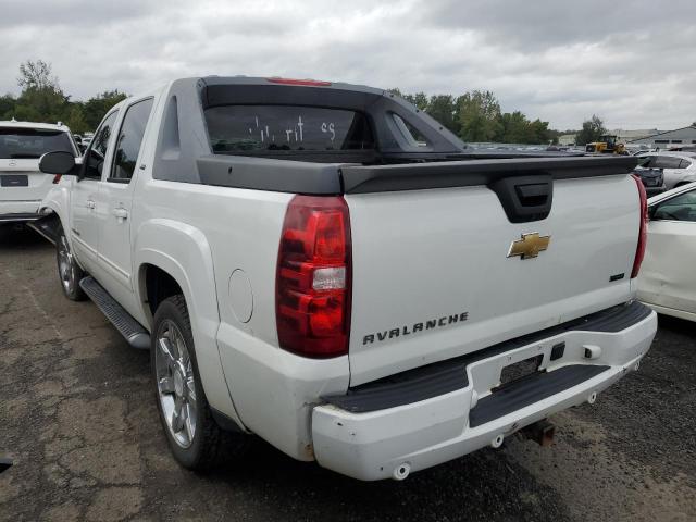 3GNTKFE37BG388881 - 2011 CHEVROLET AVALANCHE LT WHITE photo 2