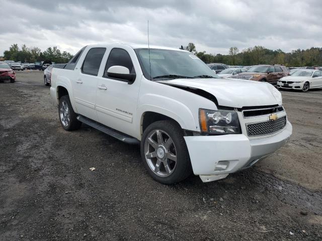 3GNTKFE37BG388881 - 2011 CHEVROLET AVALANCHE LT WHITE photo 4