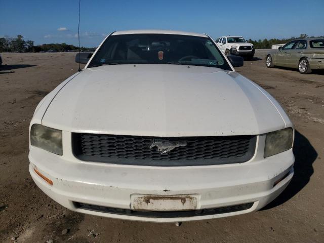 1ZVFT80N255179953 - 2005 FORD MUSTANG WHITE photo 5