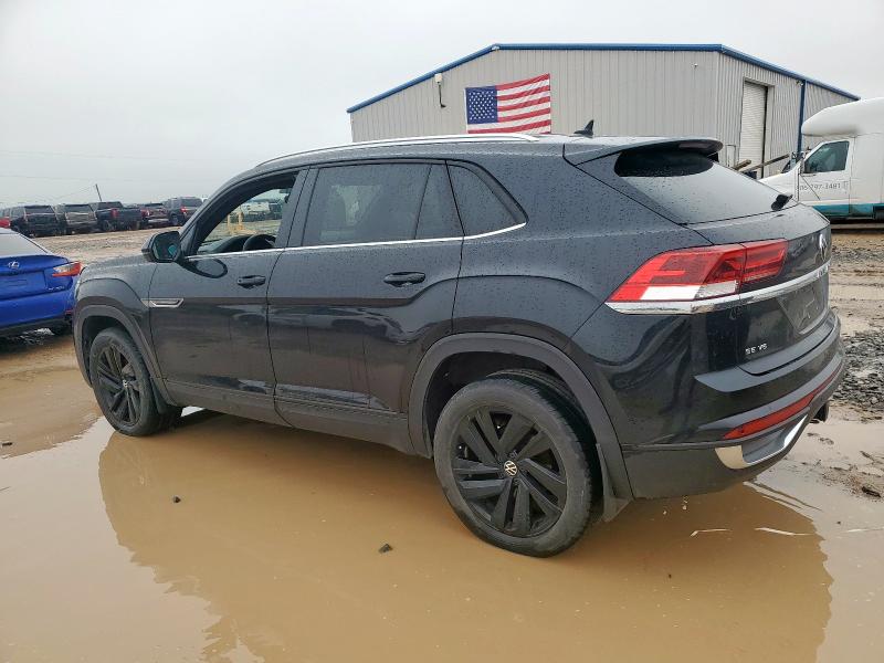 1V2WE2CA0PC213906 - 2023 VOLKSWAGEN ATLAS CROS SE Czarny zdjęcie 2