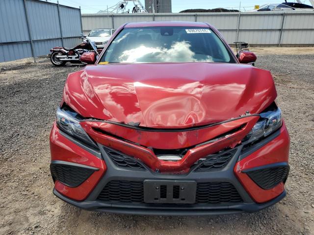 4T1T11AK2PU133874 - 2023 TOYOTA CAMRY SE NIGHT SHADE RED photo 5