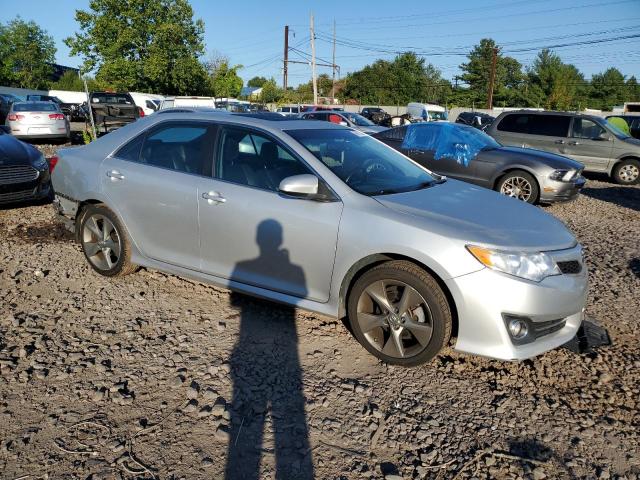 4T1BK1FK7DU526069 - 2013 TOYOTA CAMRY SE SILVER photo 4