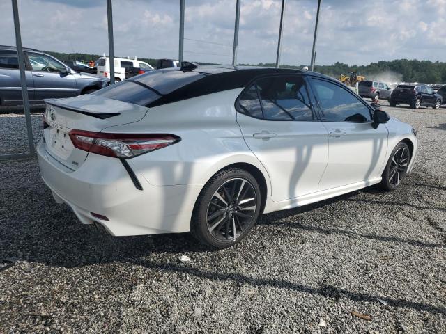 4T1B61HK0JU027305 - 2018 TOYOTA CAMRY XSE WHITE photo 3