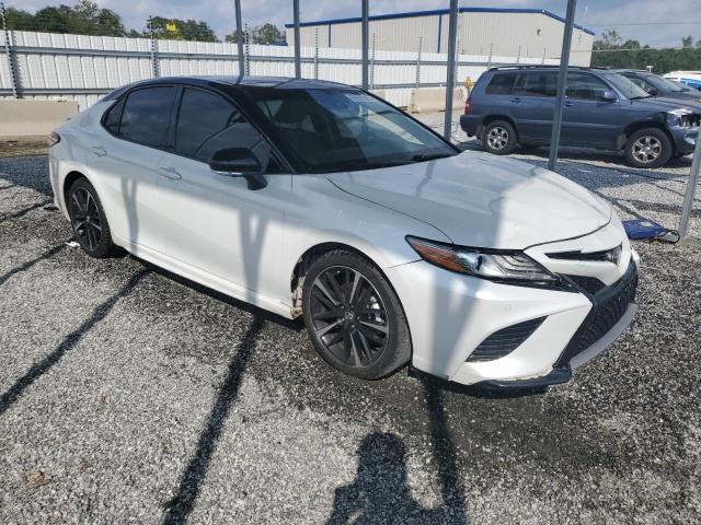 4T1B61HK0JU027305 - 2018 TOYOTA CAMRY XSE WHITE photo 4
