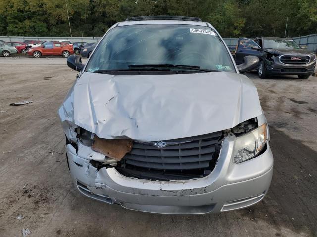 1C4GP45R85B102165 - 2005 CHRYSLER TOWN & COU ვერცხლისფერი ფოტო 5