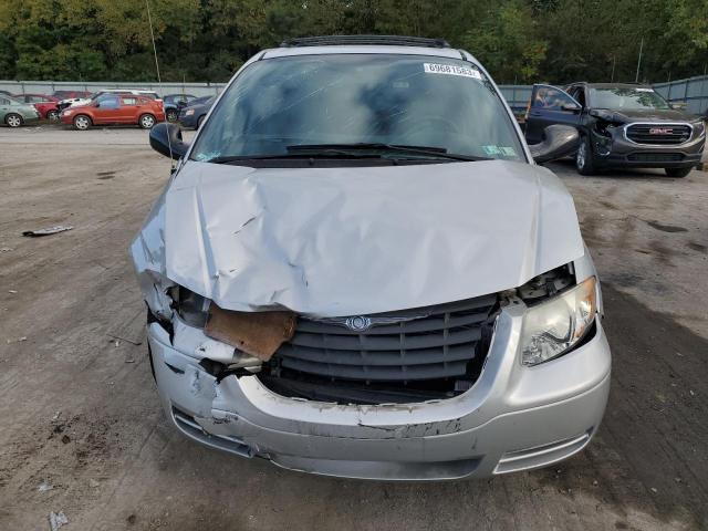 1C4GP45R85B102165 - 2005 CHRYSLER TOWN & COU SILVER photo 5