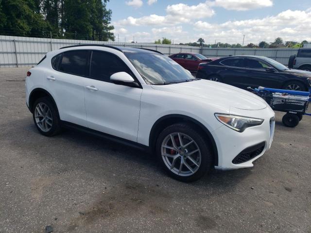 ZASFAKNN5J7C15977 - 2018 ALFA ROMEO STELVIO TI SPORT WHITE photo 4