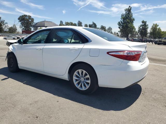 4T4BF1FKXFR502555 - 2015 TOYOTA CAMRY LE WHITE photo 2