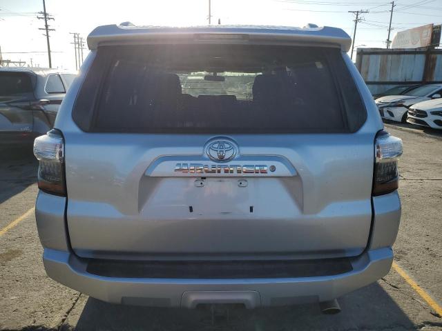 JTEZU5JR9J5165826 - 2018 TOYOTA 4RUNNER SR5 SILVER photo 6