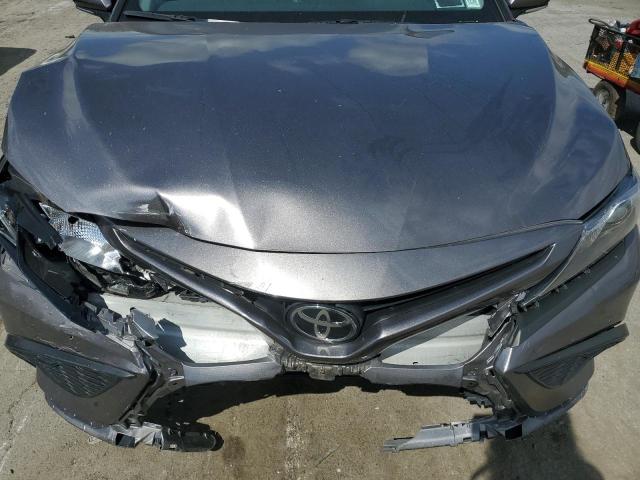 4T1G11BK2NU054850 - 2022 TOYOTA CAMRY SE ნაცრისფერი ფოტო 11