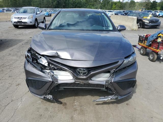 4T1G11BK2NU054850 - 2022 TOYOTA CAMRY SE ნაცრისფერი ფოტო 5