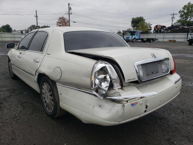 1LNHM81W13Y685460 - 2003 LINCOLN TOWN CAR EXECUTIVE WHITE photo 2