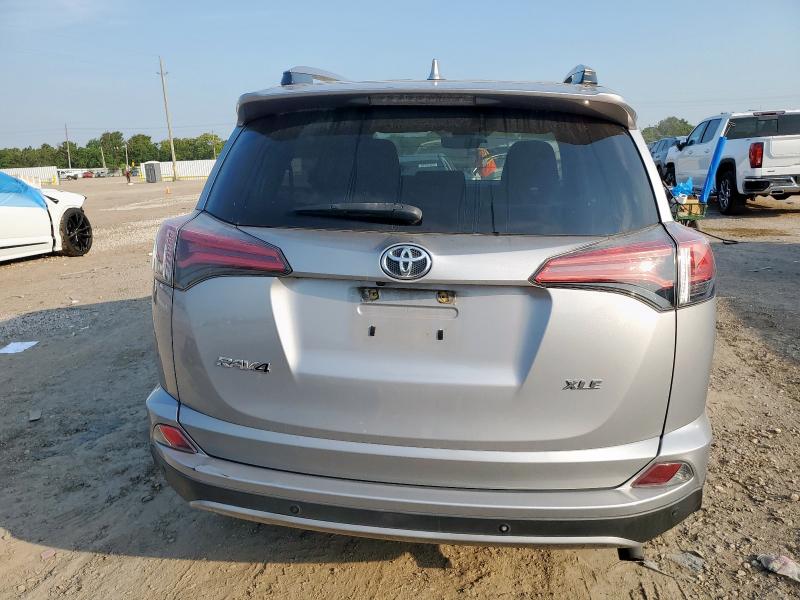 2T3WFREV3HW371341 - 2017 TOYOTA RAV4 XLE Сріблястий фото 6