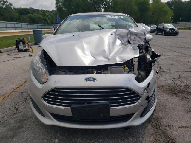 3FADP4EJ7KM139862 - 2019 FORD FIESTA SE Silber Foto 5