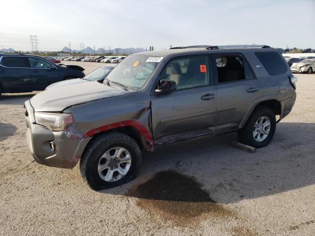 JTEBU5JR7J5589944 - 2018 TOYOTA 4RUNNER SR GRAY photo 1