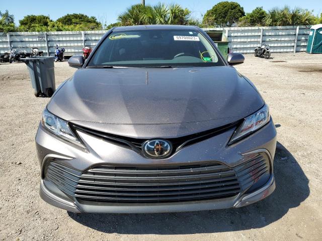 4T1C11AK6NU693278 - 2022 TOYOTA CAMRY LE GRAY photo 5