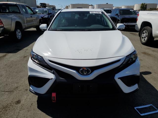 4T1G11AKXRU888551 - 2024 TOYOTA CAMRY SE NIGHT SHADE WHITE photo 5