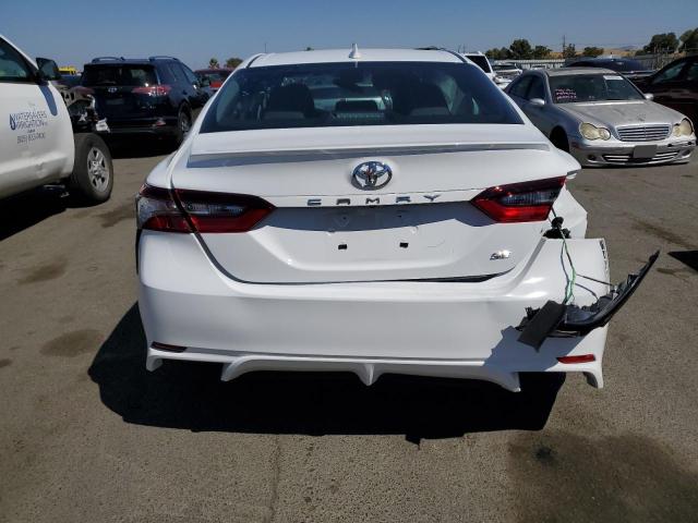 4T1G11AKXRU888551 - 2024 TOYOTA CAMRY SE NIGHT SHADE WHITE photo 6