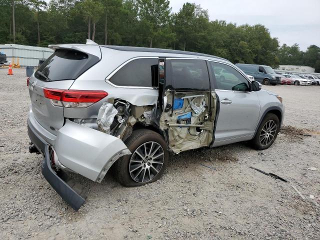 5TDKZRFH4JS533676 - 2018 TOYOTA HIGHLANDER SE SILVER photo 3