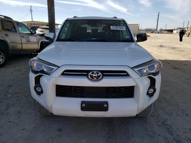 JTEEU5JRXN5256415 - 2022 TOYOTA 4RUNNER SR5 WHITE photo 5